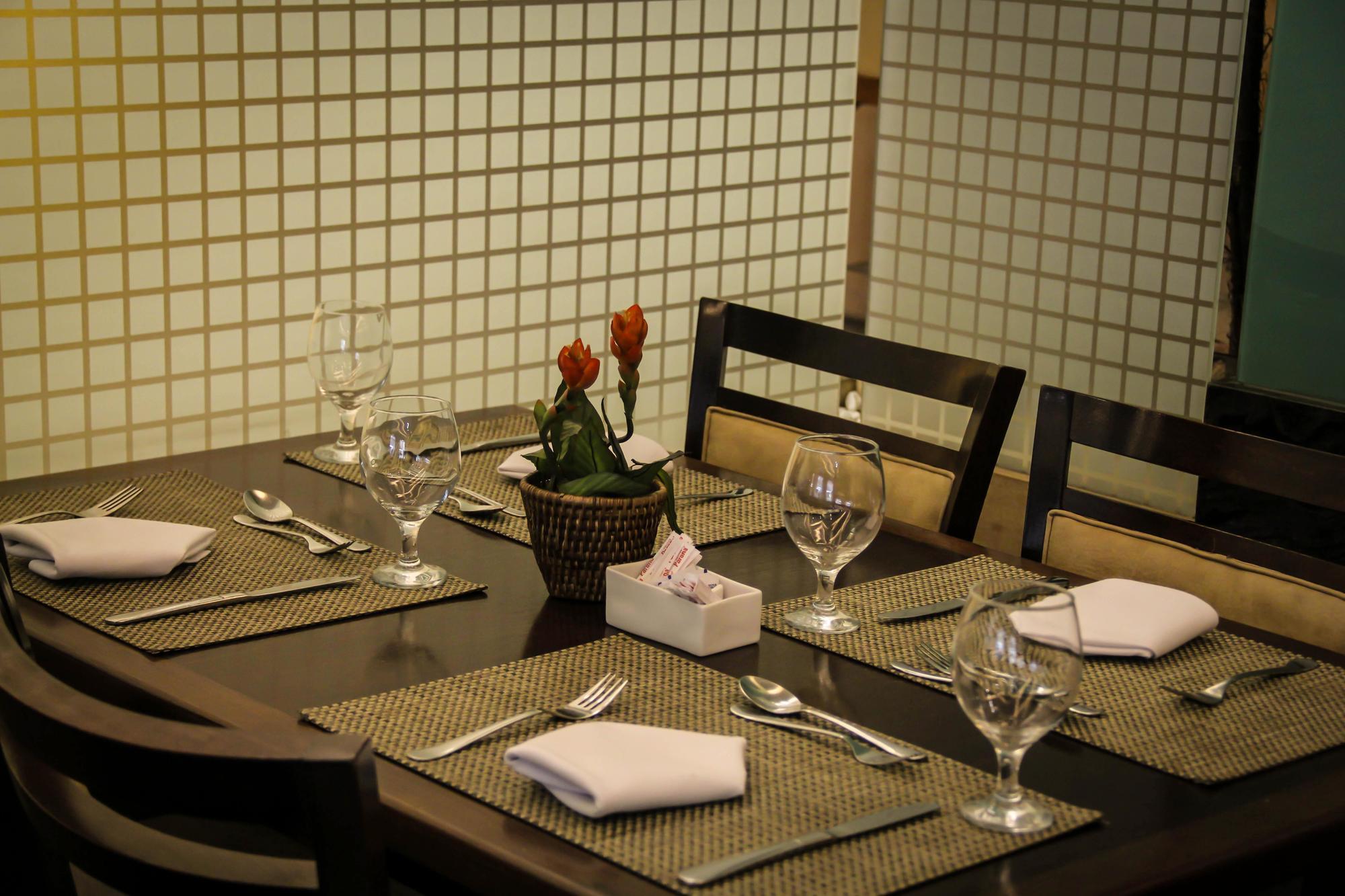 阿特兰蒂科托尔酒店 里约热内卢 外观 照片 A table set for a meal at a restaurant