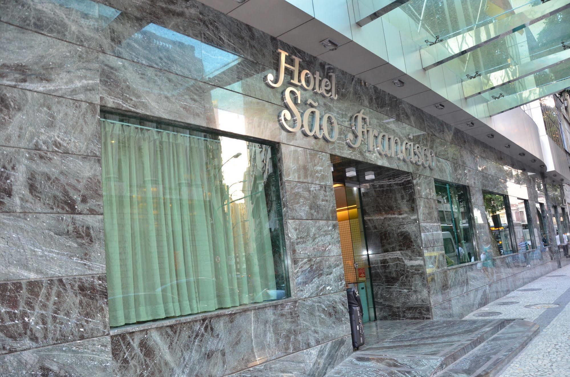 阿特兰蒂科托尔酒店 里约热内卢 外观 照片 The photo shows the exterior of a hotel named "Hotel São Francisco." The facade is made of marble, giving it an elegant appearance, and large glass windows are visible, likely allowing natural light to enter the interior. There are light green curtai